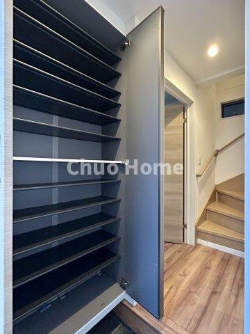 千住元町中古住宅の玄関|【玄関】玄関には大型のシューズクローゼットを設置しておりますのでいつでもスッキリりとした空間を保てます。玄関周りを清潔に使うのはとても大事なことですよね。