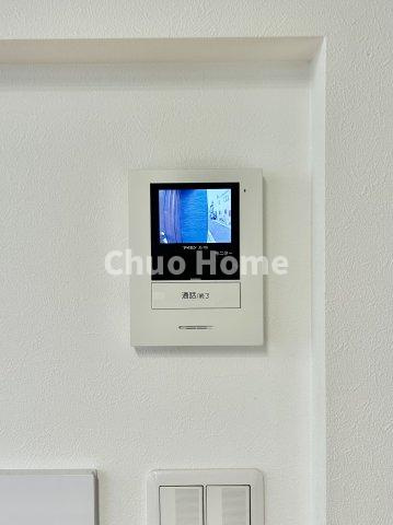 千住元町中古住宅のセキュリティ|【モニターホン】誰が来たかすぐにわかるカラーモニター付きインターホン。通話ボタンを押すまでは室内の音は漏れていませんので相手を確かめてから応対できます。