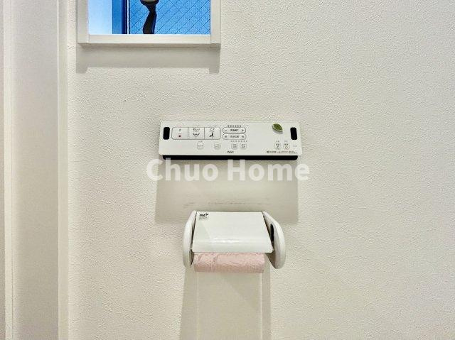 千住元町中古住宅の内装|【ウォシュレット】清潔に使いたいお手洗いには最適な設備です。もちろんウォームレットも標準装備です。