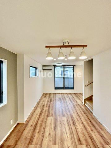 千住元町中古住宅の居間・リビング|【リビングダイニング】一日の中で多くの時間を過すことになるリビングダイニングだからこそ、いつも穏やかな空間であることが必然。爽やかな通風と採光を存分に感じる事が出来る空間です。