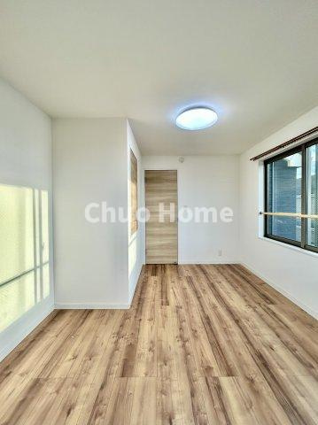 千住元町中古住宅の寝室|【寝室】心と体をゆったりと安らげる主寝室。寝室のゆとりが大きい分だけ、暮らしの安らぎは深まります。一日の疲れを癒すだけでなく、ご夫婦の親密な語らいを紡ぎ出します
