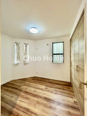 千住元町中古住宅の子供部屋|【子供部屋】お子様を持つ家庭の約6割が「家族や子どものため」に購入を希望。入学後の転校を避け、広い空間でのびのび育てたいなどの親心が、家探しのきっかけになっているようです。
