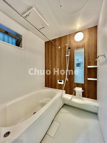 千住元町中古住宅の浴室|【バスルーム】暖房換気乾燥機付きシステムバスルーム。暖房・冷風・換気・乾燥など、毎日を快適に過ごせるうれしい機能が揃っています。雨の日の洗濯物も安心です。