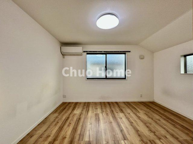 千住元町中古住宅の洋室|【洋室】快適に過ごす条件は、一人ひとり違います。だからこそ飾り過ぎないシンプルな内装と偏り過ぎないデザインで統一しております。居住していく中でオーナー様だけの【マイホーム】に創り上げて下さい