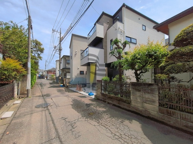 【前面道路含む現地写真】 | 西東京市ひばりが丘北４丁目　新築戸建て | 高く青い空を感じて暮らす街並みの一角、静かな暮らしを送れます
