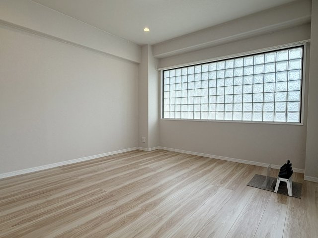 サンシティ桂坂ロイヤル参番館の洋室|【8.2帖洋室】
８帖ある洋室は主寝室にいかがでしょうか？（R8.6撮影）