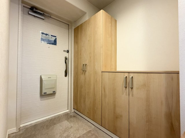 サンシティ桂坂ロイヤル参番館の玄関|住まいの「顔」となる玄関。スッキリした玄関にできるシューズボックスは欠かせない存在ですね♪（R8.6撮影）