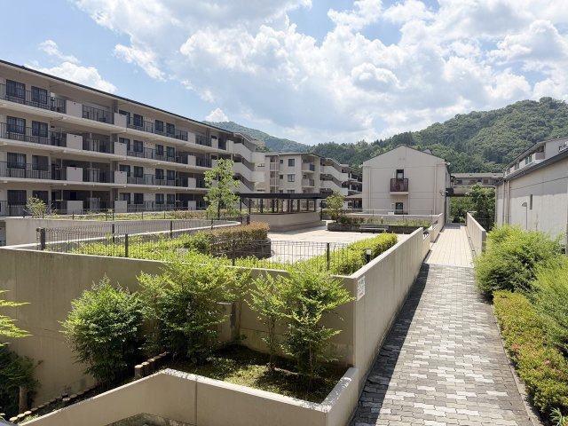 サンシティ桂坂ロイヤル参番館|マンション内の様子です！緑豊かで、山も望めます♪