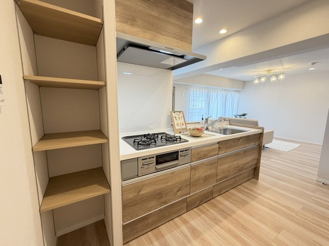 サンシティ桂坂ロイヤル参番館のキッチン|キッチン横に設けられた棚はパントリーとしてもお使いいただけます！（R8.6撮影）