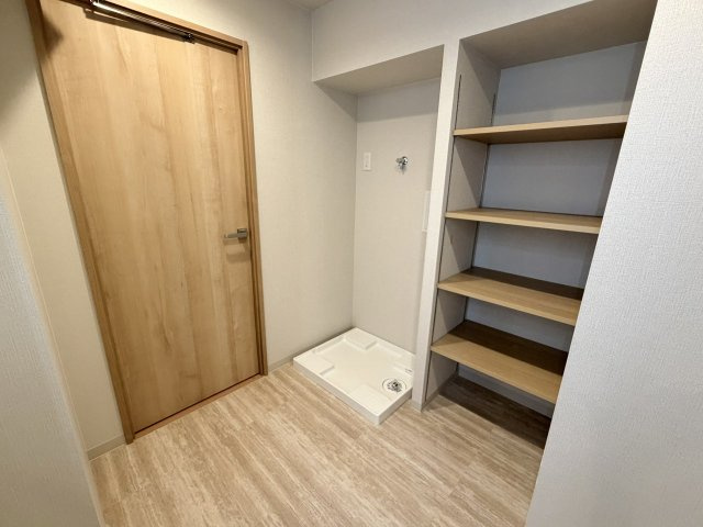 サンシティ桂坂ロイヤル参番館の洗面所|洗面内にはタオル類や洗剤などのストックを収納できる、棚が設けられております。（R8.6撮影）