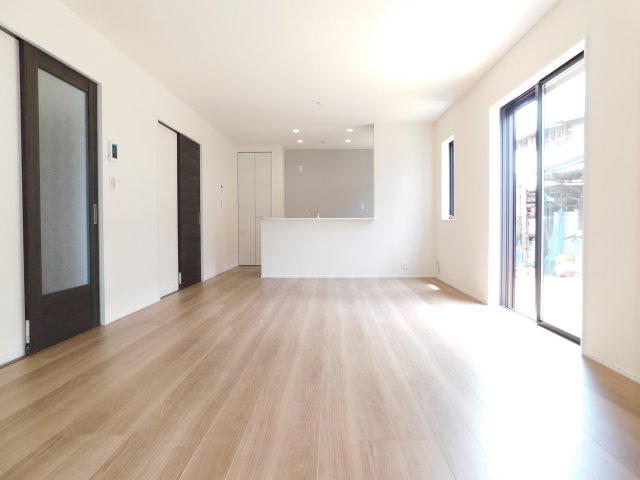 稲沢市矢合町面棒堀の新築一戸建の居間・リビング|◇リビング◇　　南面で明るいリビング１７．７帖　キッチン横にはパントリー完備！