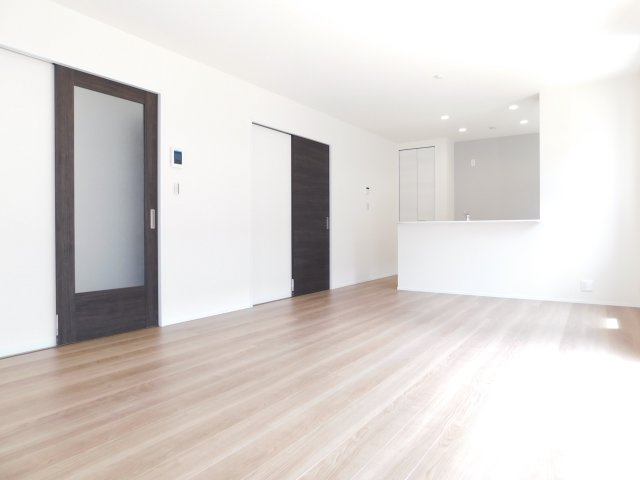 稲沢市矢合町面棒堀の新築一戸建の居間・リビング|◇リビング◇　　南面で明るいリビング１７．７帖　家族の会話が弾む対面キッチン♪