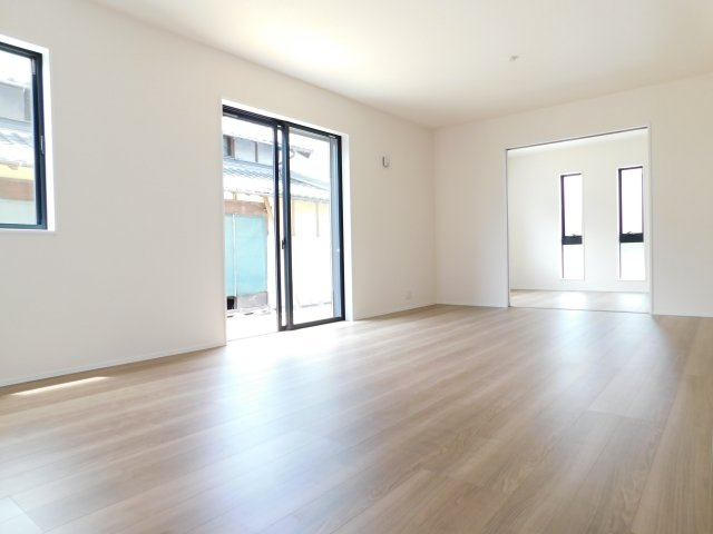 稲沢市矢合町面棒堀の新築一戸建の居間・リビング|◇リビング◇　　南面で明るいリビング１７．７帖　洋室と続き間で２２．２帖の広々空間になります♪