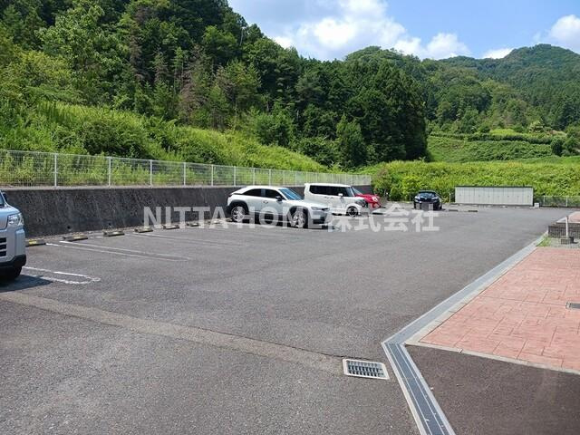メゾン・城ノ下Ａの駐車場|敷地内に駐車場も完備しています★