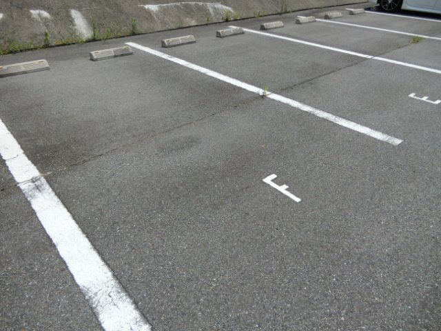 モダンコート垂水の駐車場