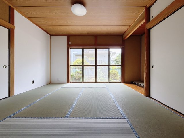 【中古戸建】館林市高根町の和室|■和室｜「続き間の和室」は、戸を開ければ大空間、閉じれば個室として活用できるのでお子様の遊び場や客間としても便利です♪