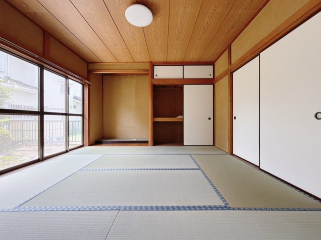 【中古戸建】館林市高根町の和室|■和室｜和室を書斎にしたり、冬にはコタツを敷いて家族みんなで年越しをするのもいいですね。家族みんなのお気に入りの空間になります♪