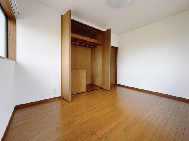【中古戸建】館林市高根町の洋室|■洋室｜2階各居室には収納をご用意しています♪常にお部屋を綺麗に保てます！小さなお子様も自然とお片付けができるようになるのでうれしいですよね！
