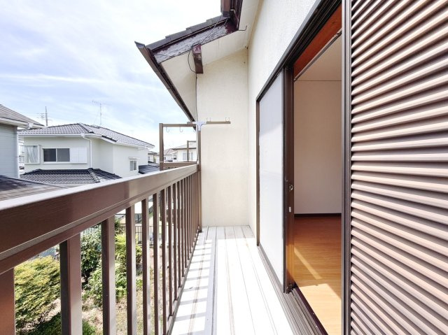 【中古戸建】館林市高根町のバルコニー|■バルコニー｜あたたかな陽のひかりを浴びることのできるバルコニー。お洗濯物やお布団を干せば、家族みんなが気持ちよく暮らすことができます(*^^*)
