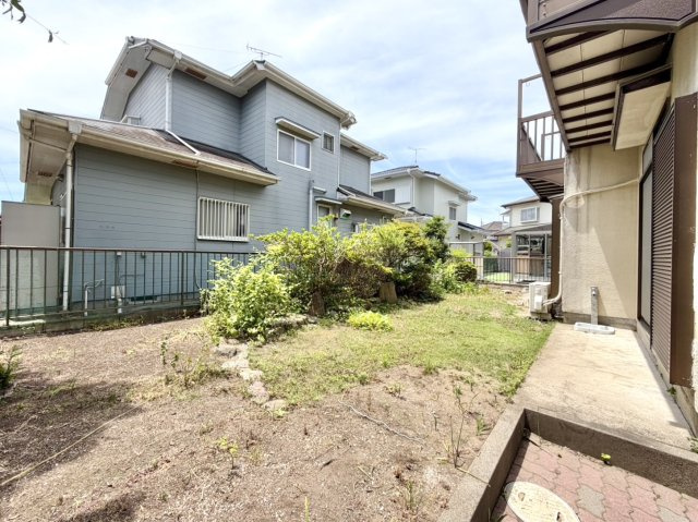 【中古戸建】館林市高根町の庭|■外観｜ちょっとしたガーデニングや家庭菜園を楽しめる庭スペースがあり、日々の暮らしに彩りをプラスしてくれます。