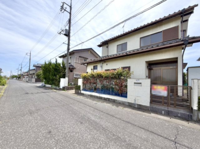 【中古戸建】館林市高根町の前面道路含む現地写真|■外観｜前面道路が広く見渡しが良いため、車の出入りやすれ違いもスムーズで日々の運転も安心して行えます♪