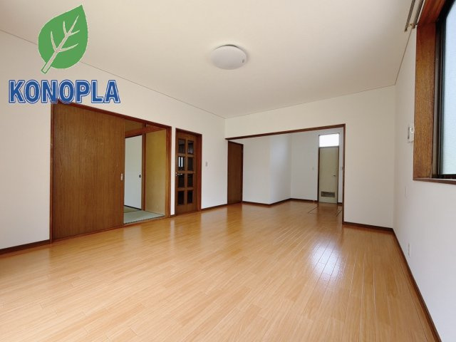 【中古戸建】館林市高根町の居間・リビング|■リビング｜ナチュラルな質感で魅せる、くつろぎの時間。ゆっくりとした時間が流れるリビングで、家族だんらんのひと時をお過ごしいただけます。
