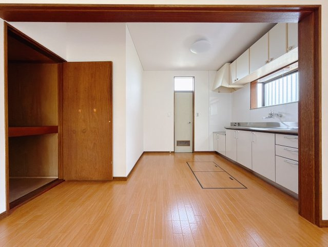 【中古戸建】館林市高根町のキッチン|■キッチン｜リビングまでの見通しが良く、家事をしながらでも、お子様の様子を見られるようになっています。お子様がいつもママのそばにいる安心感も生まれます♪