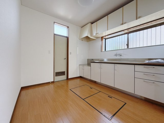 【中古戸建】館林市高根町のキッチン|■キッチン｜ワークトップ下には、圧力鍋やパスタ鍋などのかさばる調理器具もラクラク収納可能な収納！ものが溢れがちなキッチン回りもスッキリきれいに管理ができます♪
