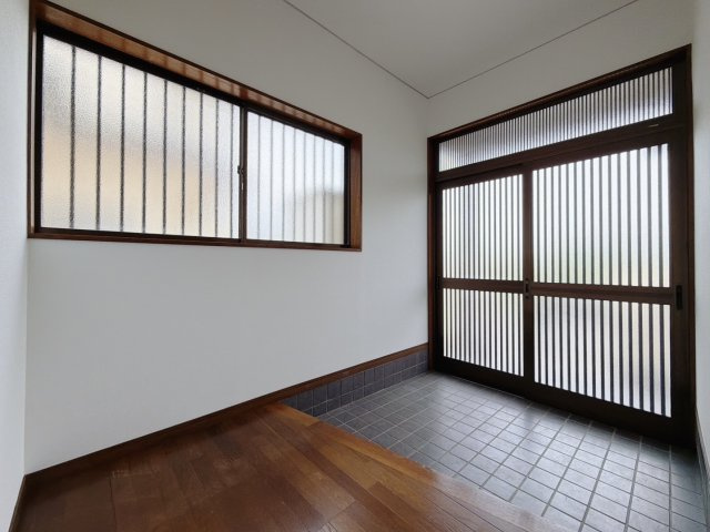 【中古戸建】館林市高根町の玄関|■玄関｜「玄関から、我が家を心地よく。自然の風や光を感じられる気持ちのいい玄関へ。」永く居心地のいい暮らしを演出する快適性能と安心を両立させたドア♪