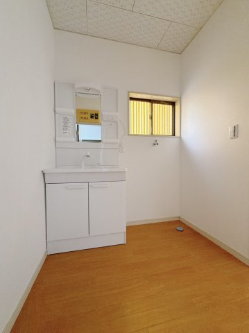 【中古戸建】館林市高根町の独立洗面台|■洗面室｜大きな鏡で朝の身支度もラクラク♪窓があるので換気の際も楽ちんです♪