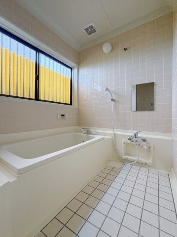 【中古戸建】館林市高根町の浴室|■浴室｜大人が足を伸ばしても入れる広々浴槽ですので、肩まで浸かって体全体をしっかり温められます。大きな窓がついておりますので、湿気で篭りがちなバスルームも換気することができます( ＾＾ )