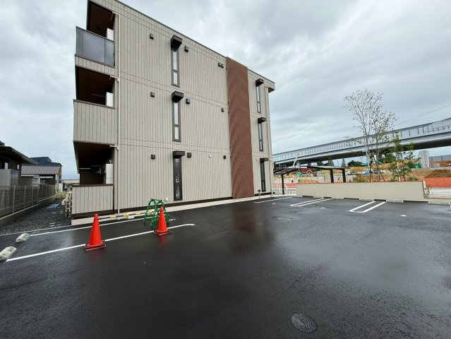 メゾンローズの駐車場