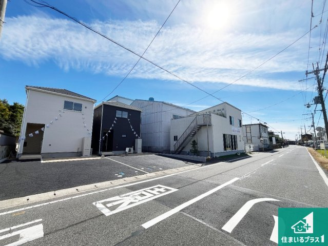 守山市川田町　第1期　新築一戸建ての前面道路含む現地写真|周辺は閑静な住宅街！前面道路広々で車の出し入れも便利です。駐車が苦手な方でも安心して車庫入れできます！