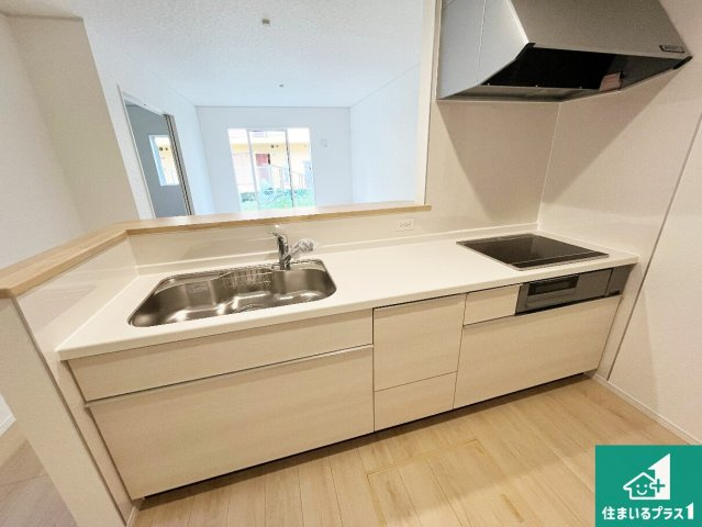 守山市川田町　第1期　新築一戸建てのキッチン|子供を見守りながらお料理が出来るため家族のコミュニケーションか増えます♪スペースが広く確保されている為お子様が大きくなったときは一緒に料理を楽しめます♪