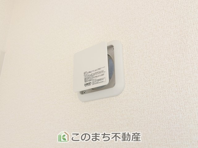 LiveleGarden.S上三川町上三川第11の設備|雨の日や湿気の多い梅雨時期など、洗濯物が乾き難い時期に重宝する浴室換気乾燥機。乾燥機能だけではなく、冬場の浴室内の寒暖差を緩和する暖房機能も標準装備。ヒートショック対策に一役買います。