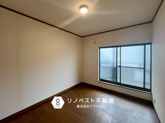東大阪市六万寺町1丁目の洋室|バルコニーに面する洋室。窓が大きいから開放的♪