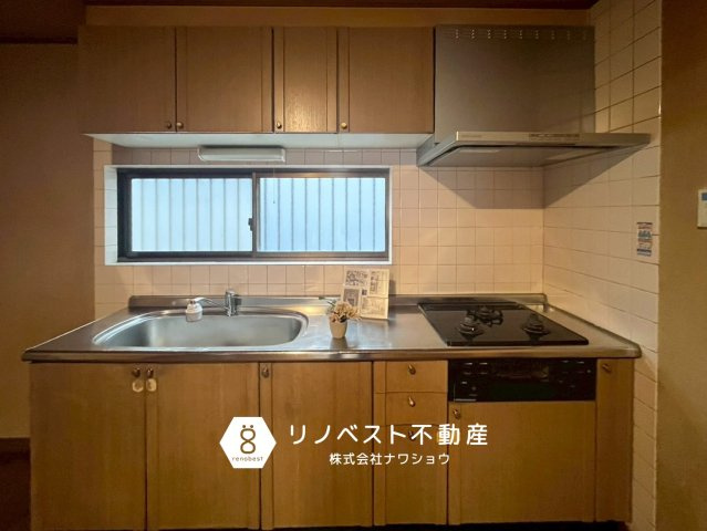 東大阪市六万寺町1丁目のキッチン|キッチン前に小窓があるから十分に換気ができます◎