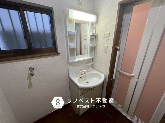 東大阪市六万寺町1丁目の独立洗面台|玄関入って洗面室があるから、帰宅後お手洗いがすぐできます♪