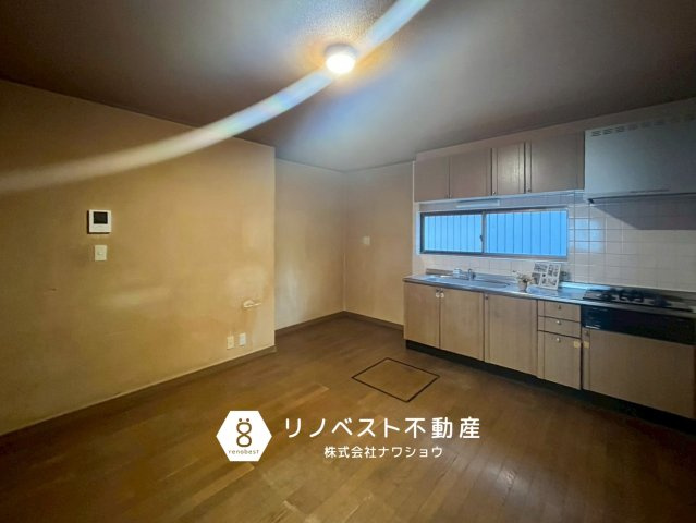東大阪市六万寺町1丁目の居間・リビング|リフォームでクロス・フロアの張替がおすすめ！
冷蔵庫を置ける空間もあり間取りは綺麗です◎