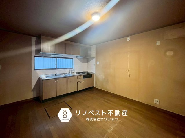東大阪市六万寺町1丁目の居間・リビング|キッチンに対して垂直にテーブルを置くと、配膳や片付けの歩数が最短になります。逆に並行に置くと、リビングとの一体感が増し、広々としたカフェのような雰囲気になります♪