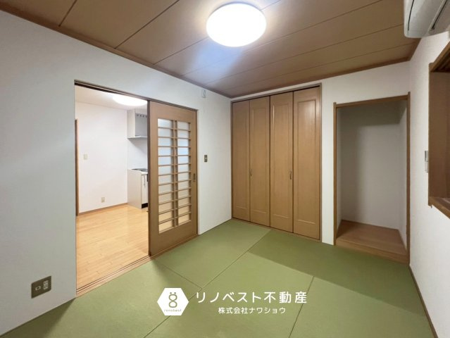 東大阪市金岡２丁目の和室|約8帖の和室。
バルコニーに面しており、陽当たり良好です◎
