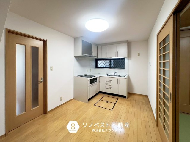 東大阪市金岡２丁目のキッチン|和室に隣接しています。
食事の後は和室で家族団らんもできます◎