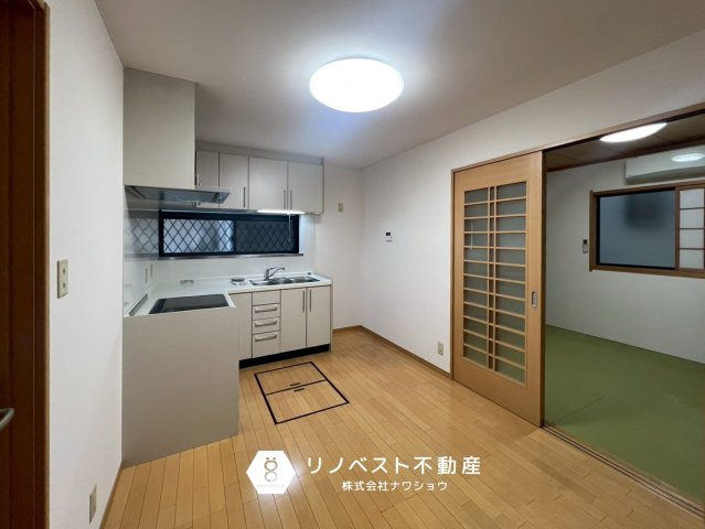 東大阪市金岡２丁目のキッチン|ダイニングスペースの一部は下がり天井になっています。