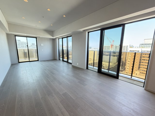 グランドメゾン福岡The Central Luxeの居間・リビング|大きな窓から光が差し込む、ゆったりとくつろげる心地よいリビング☆
