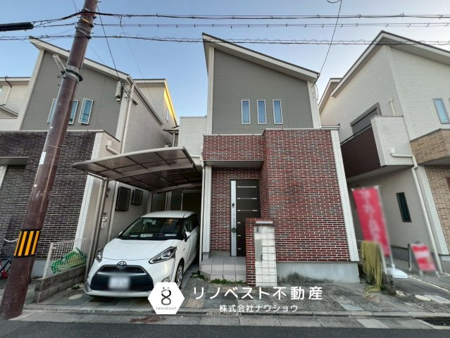 東大阪市大蓮北３丁目の外観|閑静な住宅街に建つ、おしゃれな外装の戸建住宅。
駐車スペースもございます。