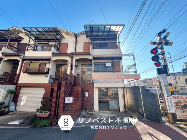 東大阪市近江堂1丁目店舗付住宅の外観|1階は元店舗、2～3階が居住スペースとなっています。