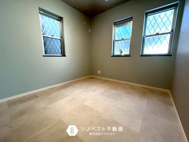 東大阪市出雲井本町の洋室|3か所窓があるので明るい室内です！換気するのにも便利ですね！