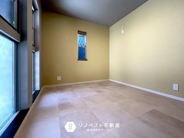 東大阪市出雲井本町の洋室|イエロー基調の壁紙がオシャレ空間を演出してくれます！