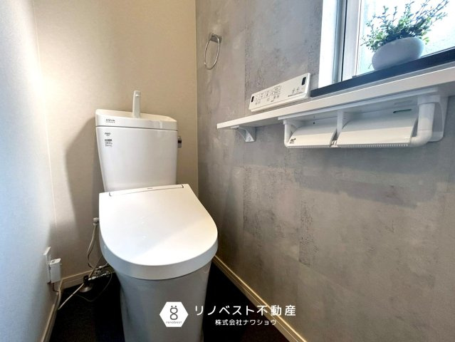 東大阪市出雲井本町のトイレ|1階と2階の2か所にございます！窓もついているので換気しやすいですね！