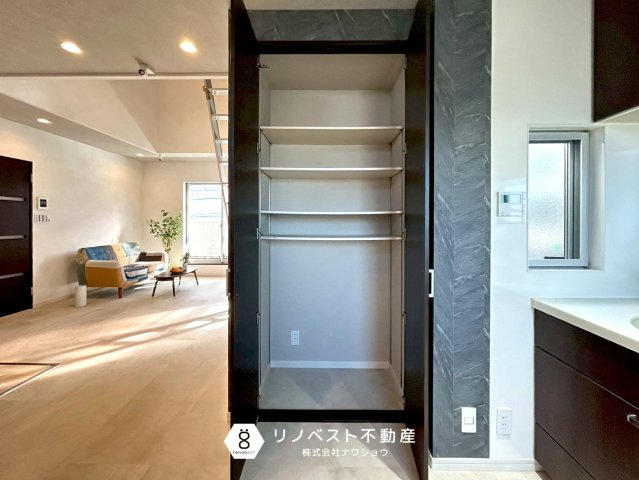 東大阪市出雲井本町の収納|キッチン横にある収納には調味料や日用品などをしまっておけそうです！